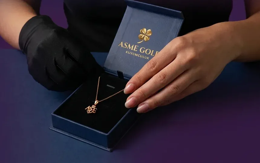 Kutu içinde sunulan altın kolye, ASME GOLD hediye paketinde