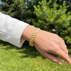Görsel 3: CNC Bilezik 973 bilekte, stil fotoğrafı 2