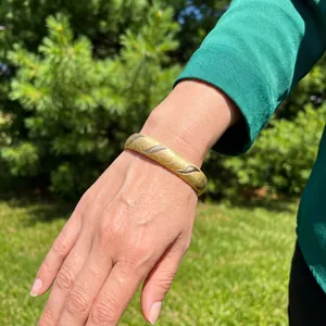 Görsel 2: M. Yaprak CNC Bilezik bilekte, stil fotoğrafı 1