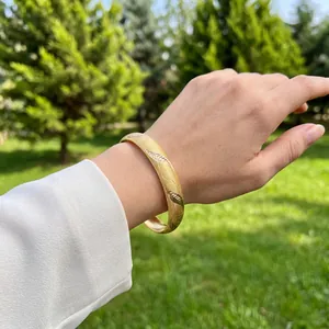Görsel 3: M. Yaprak CNC Bilezik bilekte, stil fotoğrafı 2